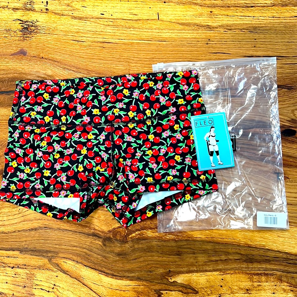 NWT FLEO Very Cherry shorts Small
